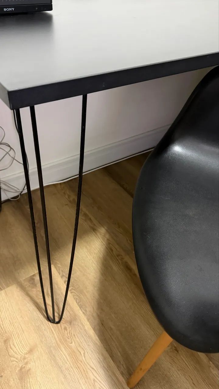 Mesa / escrivaninha com 2 cadeira eames com apoio de braço - Foto 3