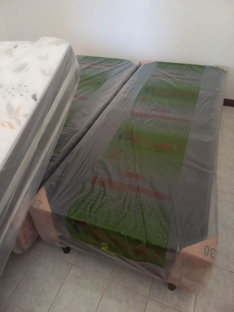 Camas de solteiro e casal ainda no plástico  - Foto 2