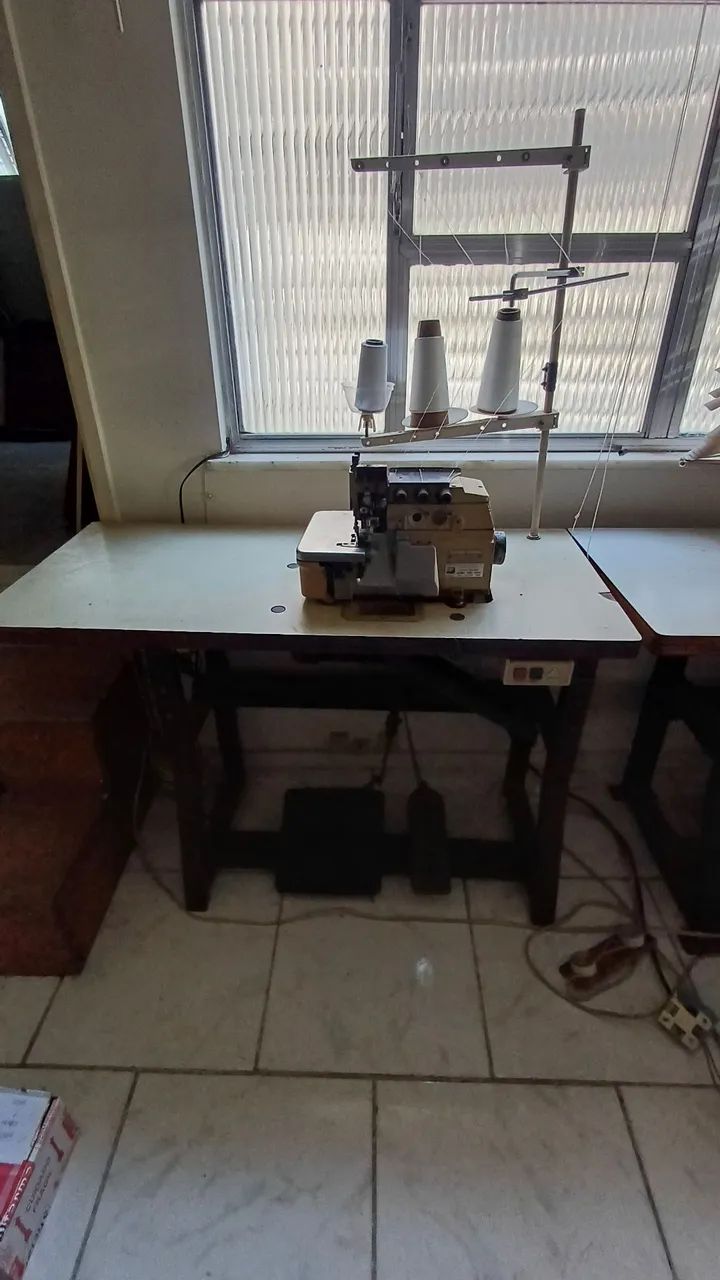 Máquina de costura overlock industrial
