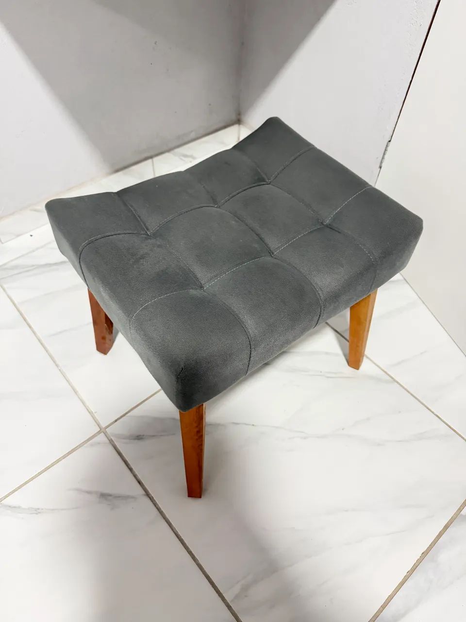 Banqueta estofada com pés de madeira ? R$180 - Foto 2