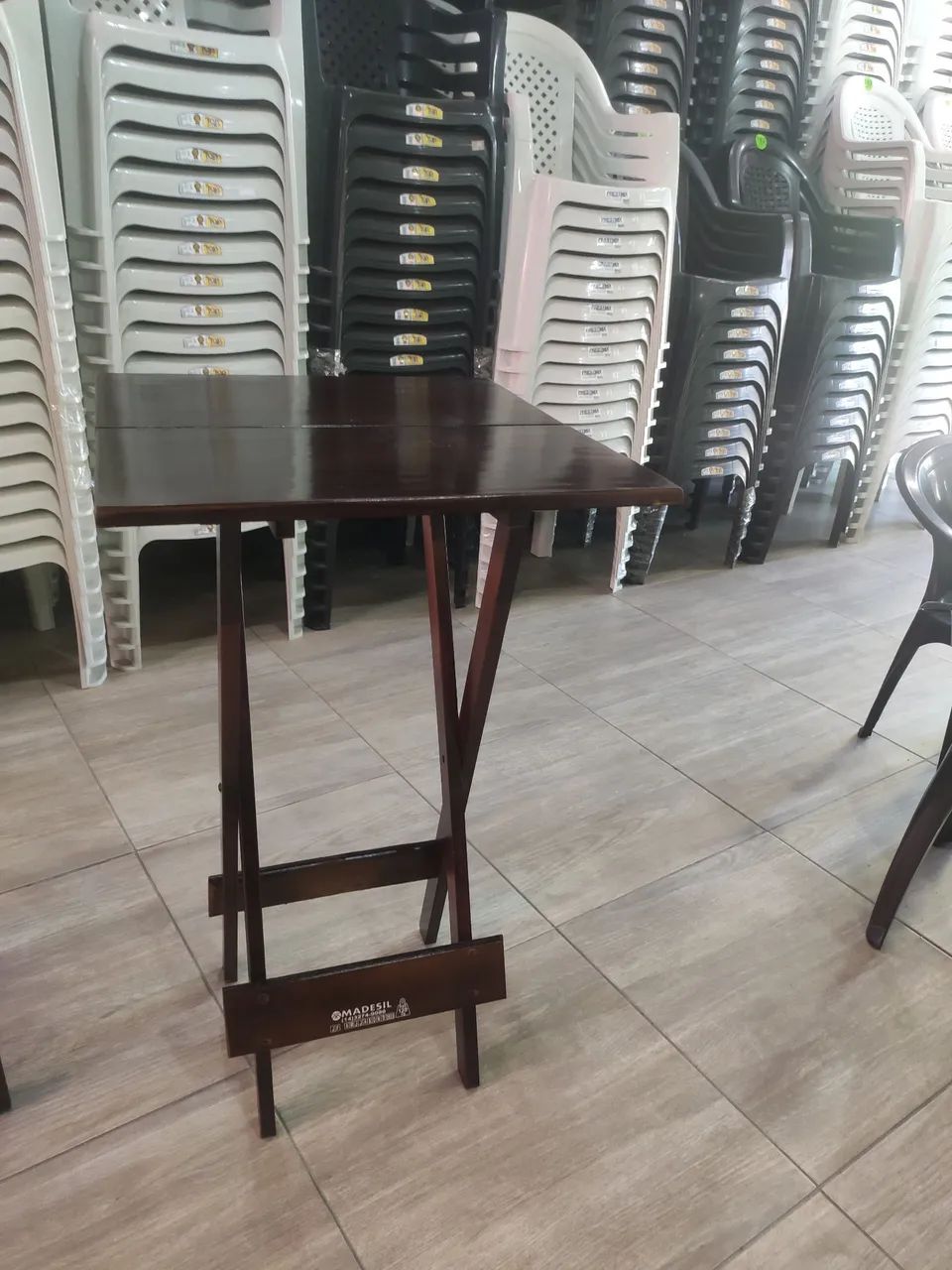 Mesa bistrô redonda e quadrada.