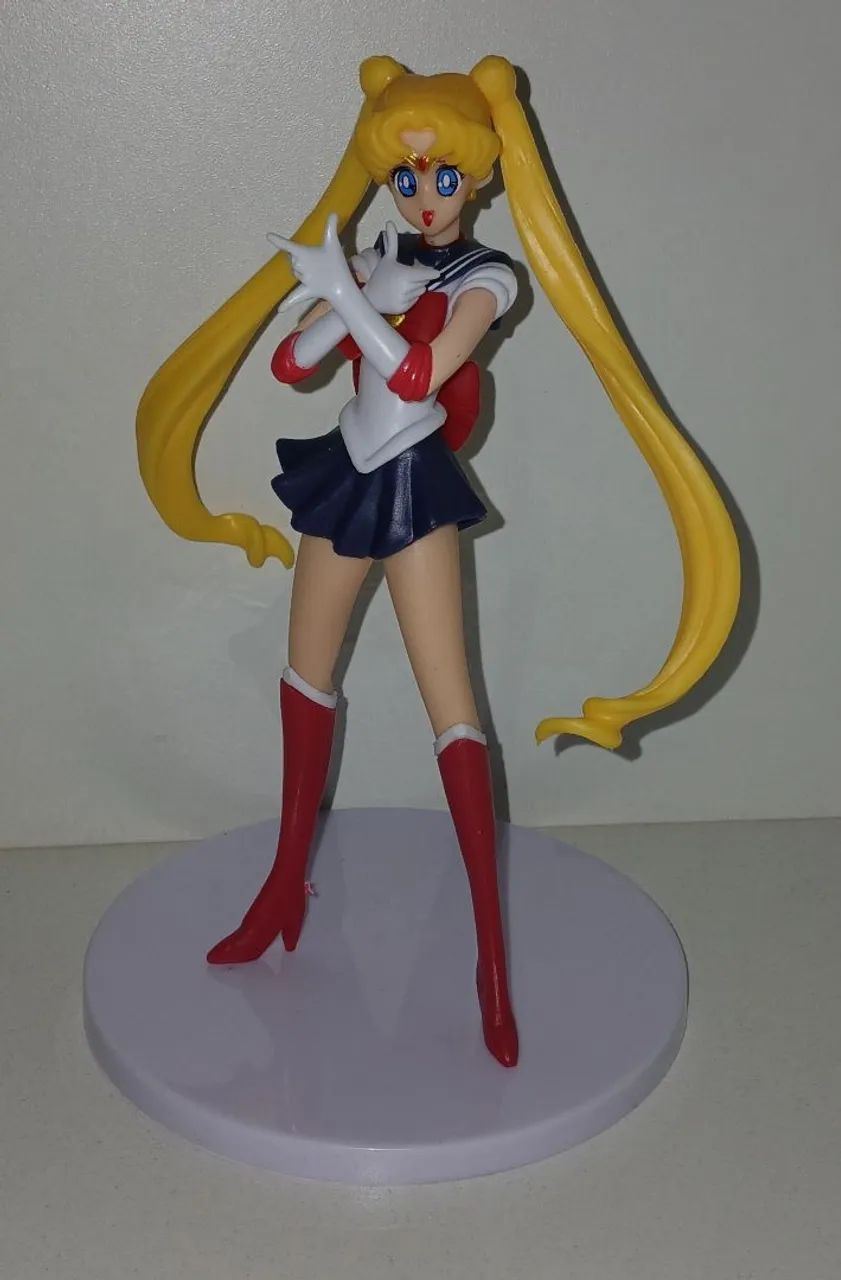 BONECA SAILOR MOON LUA SERENA EM PÉ