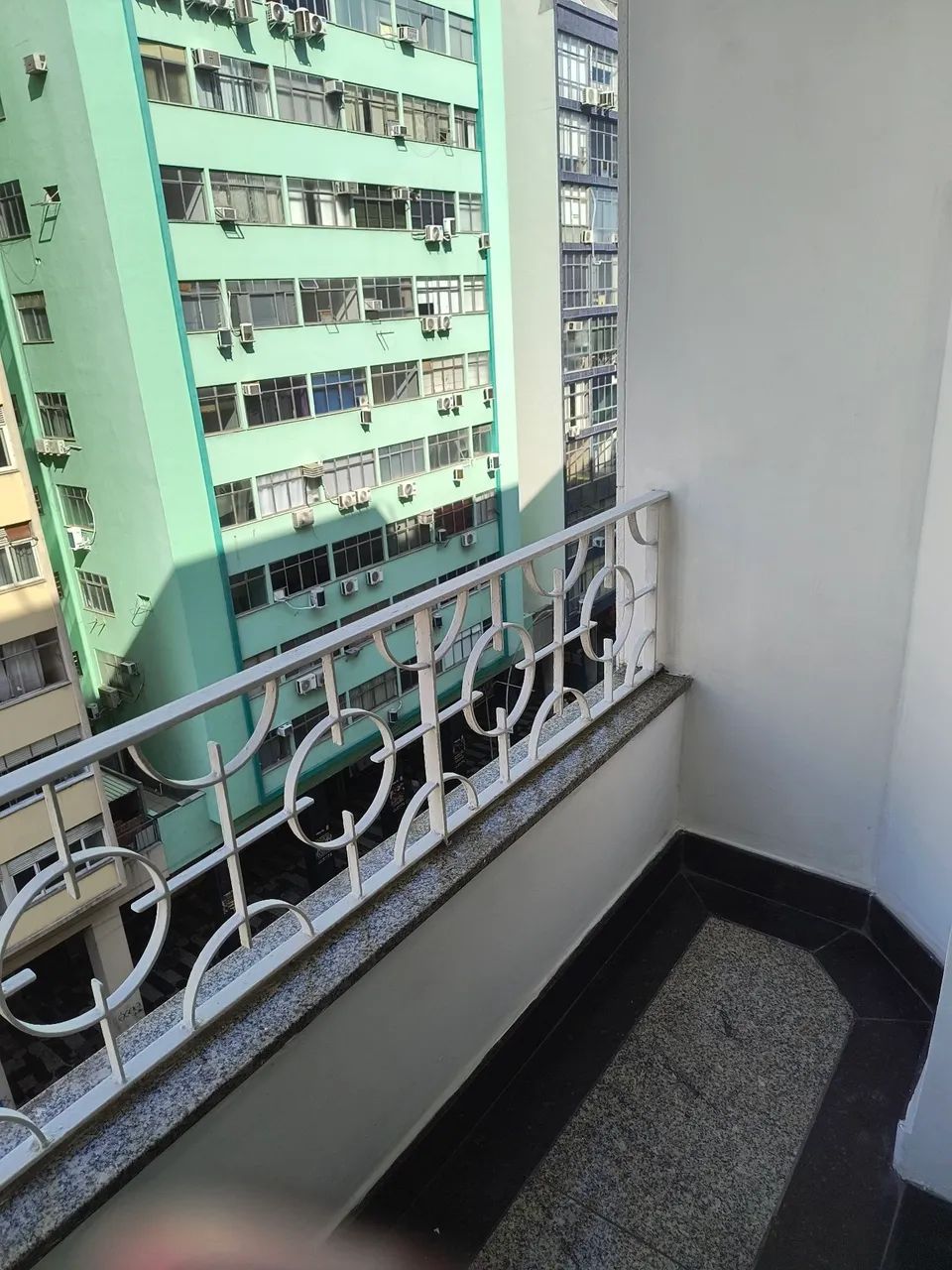 Sala comercial ao lado das barcas