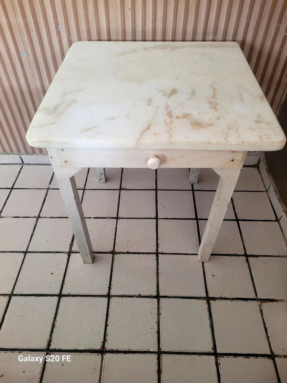 Vendo mesa de estudo base madeira com tampo de mármore 