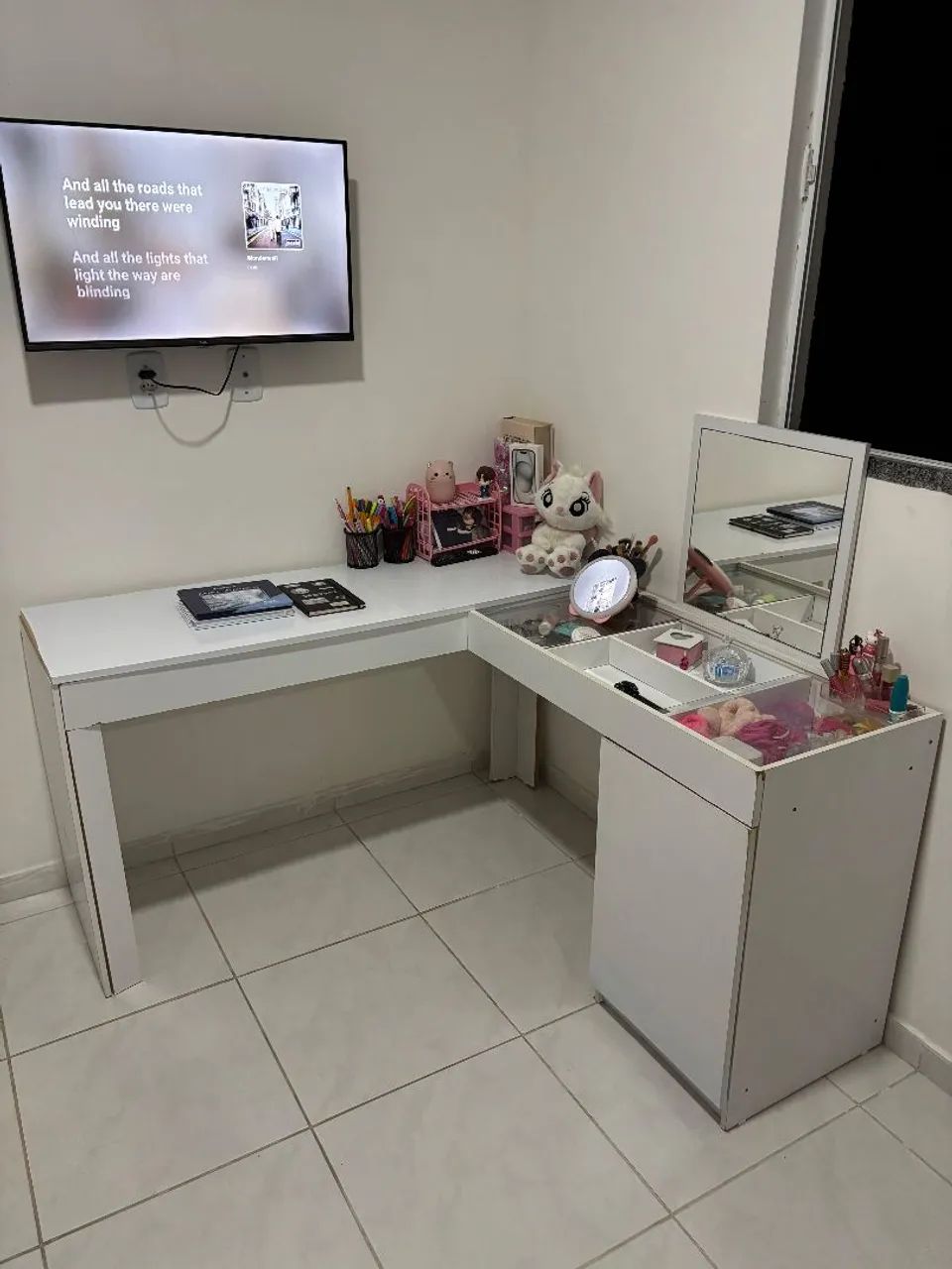 Escrivaninha e penteadeira 