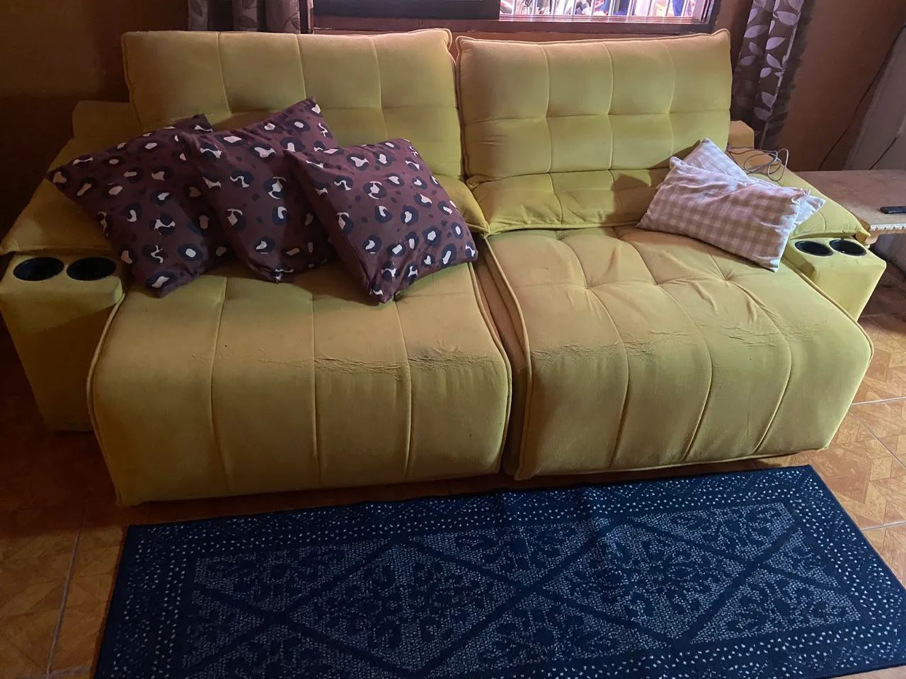 Sofá Retrátil com Molas e USB - Preço de Ocasião (Desocupar Espaço)