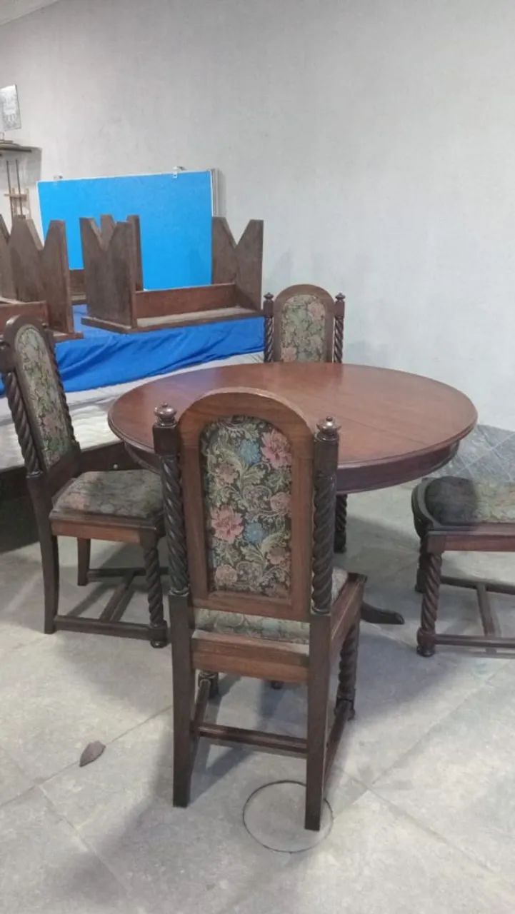 Mesa antiga de madeira com 4  cadeiras - Foto 3