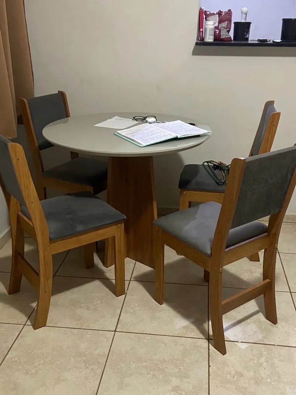 Mesa de jantar 4 lugares 