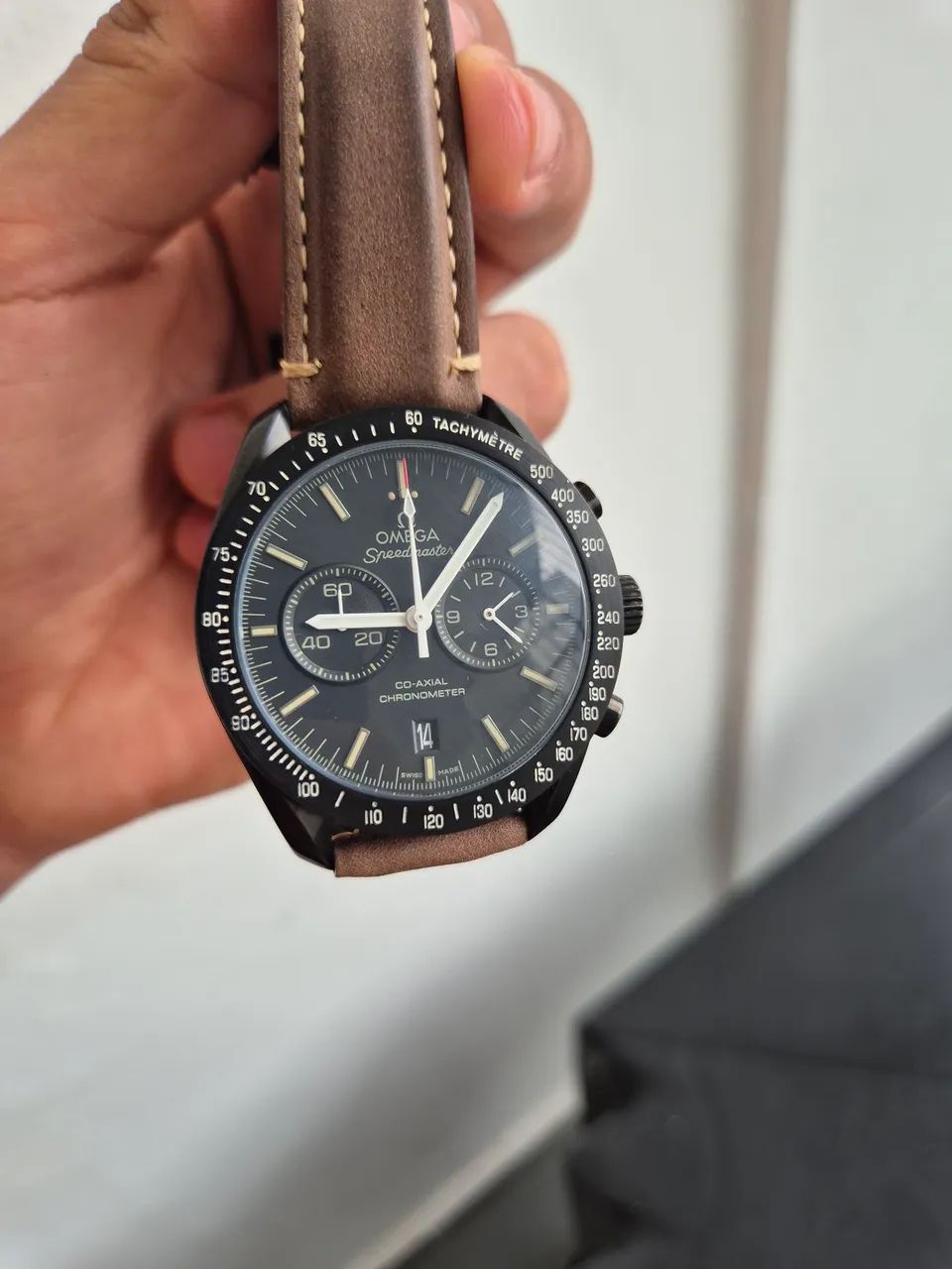 Relógio Speedmaster Dark Side of the Moon com pulseira de couro