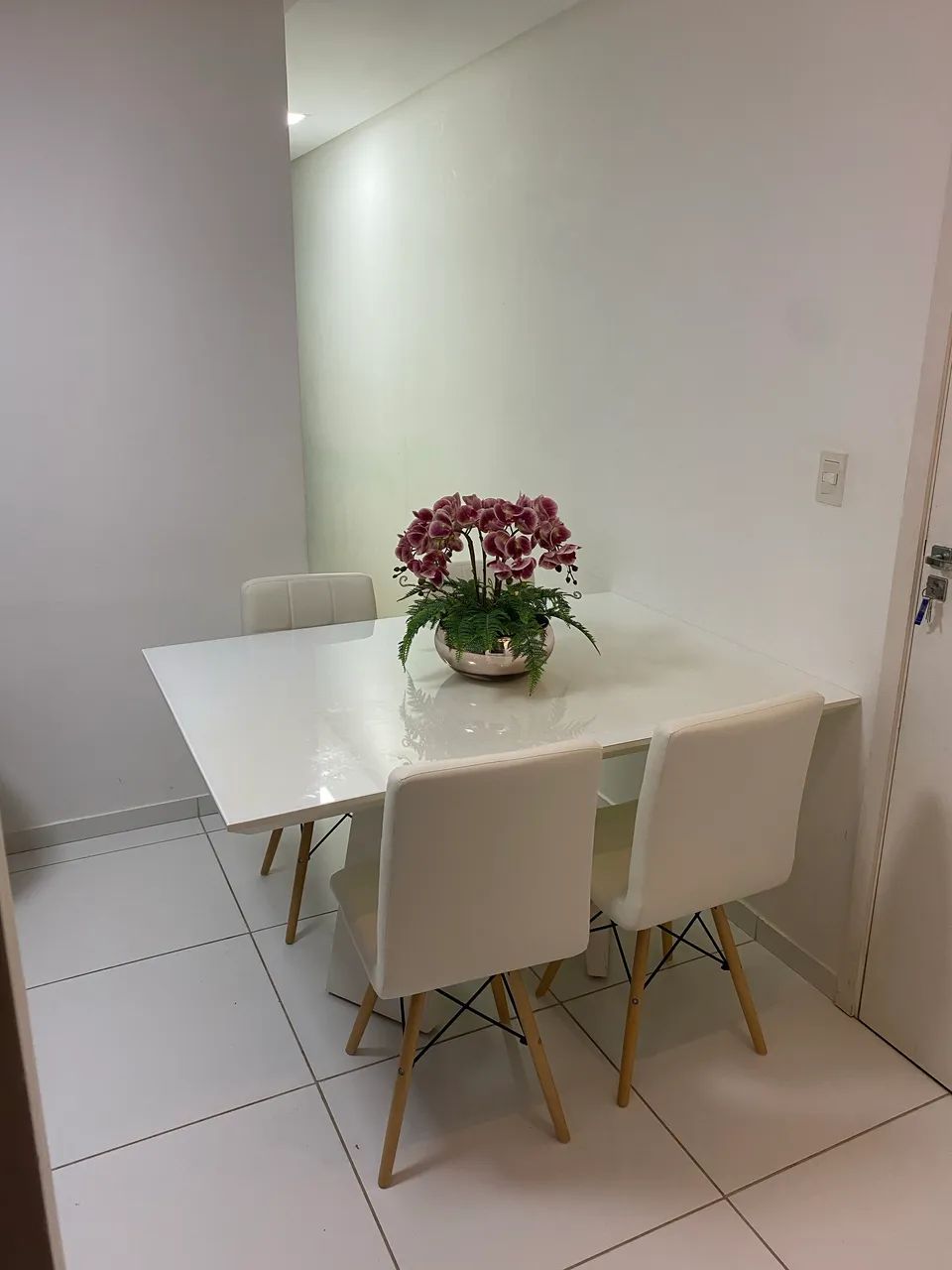 Mesa com 4 cadeiras 