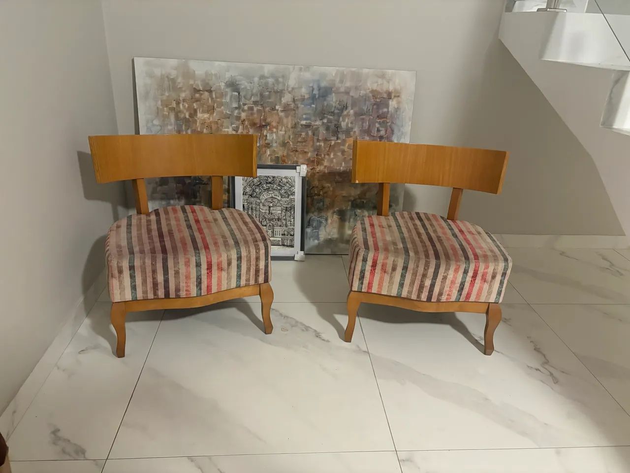 Par de poltronas em madeira estofadas - R$ 1.000