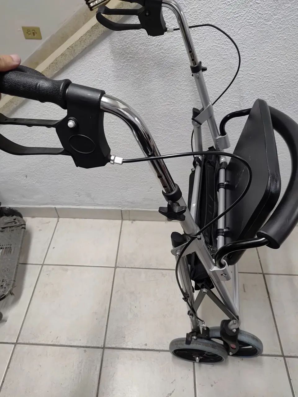 Andador/ cadeira de rodas - Foto 5