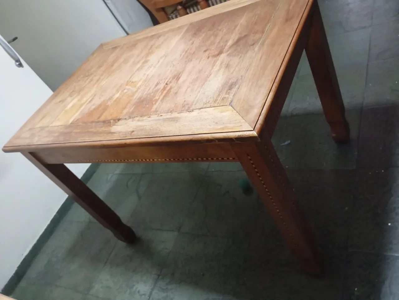 Mesa de madeira maciça em bom estado.  - Foto 3