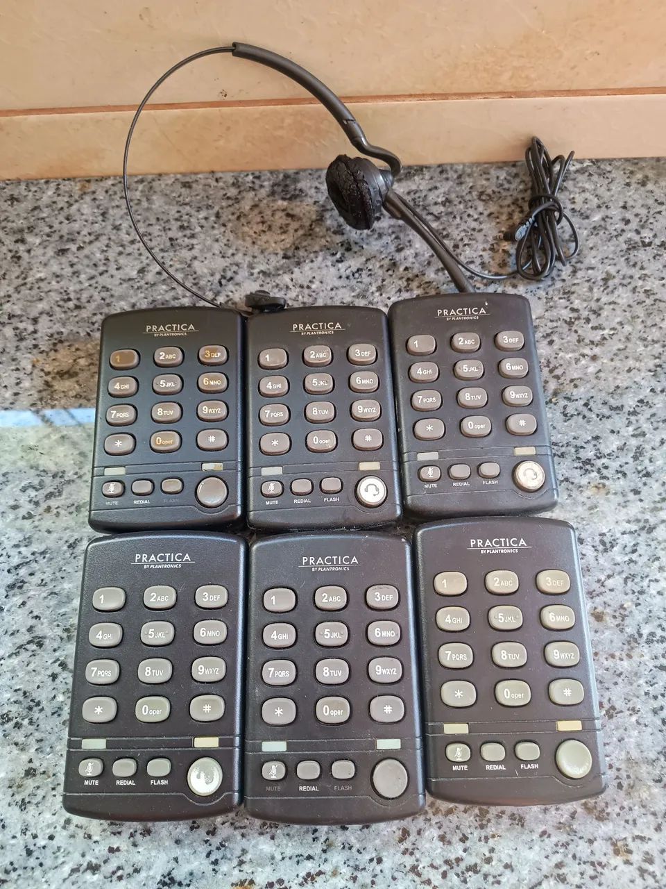 Vendo lote com 26 telefones headset sendo 20 Intelbras hsb 50 e 6 Practica T110. LEIA. - Foto 2