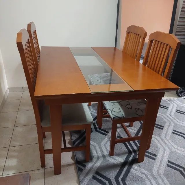Mesa de jantar com 4 cadeiras
