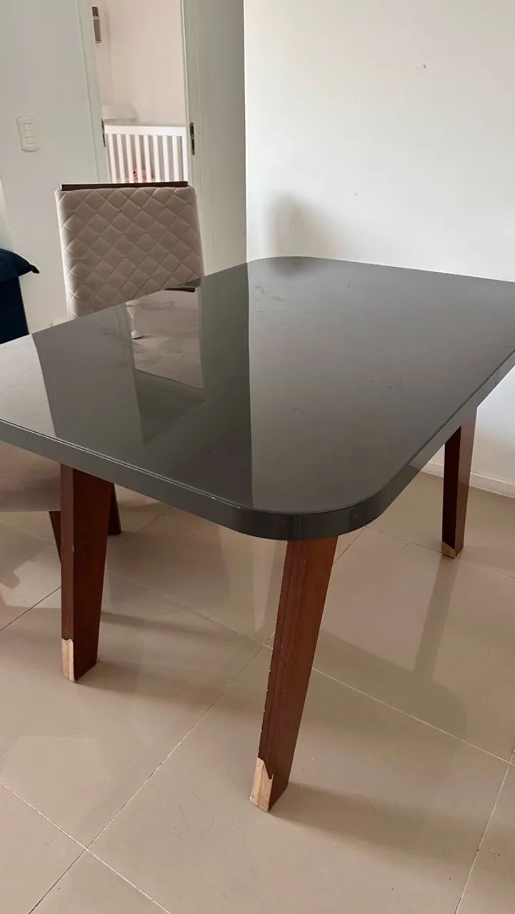 Mesa retangular com 4 cadeiras estofadas