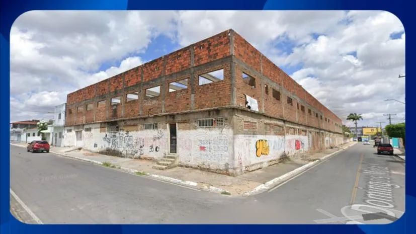 PRÉDIO COMERCIAL - Prédio comercial inacabado, com 02 pavimentos, localizado na Avenida Co