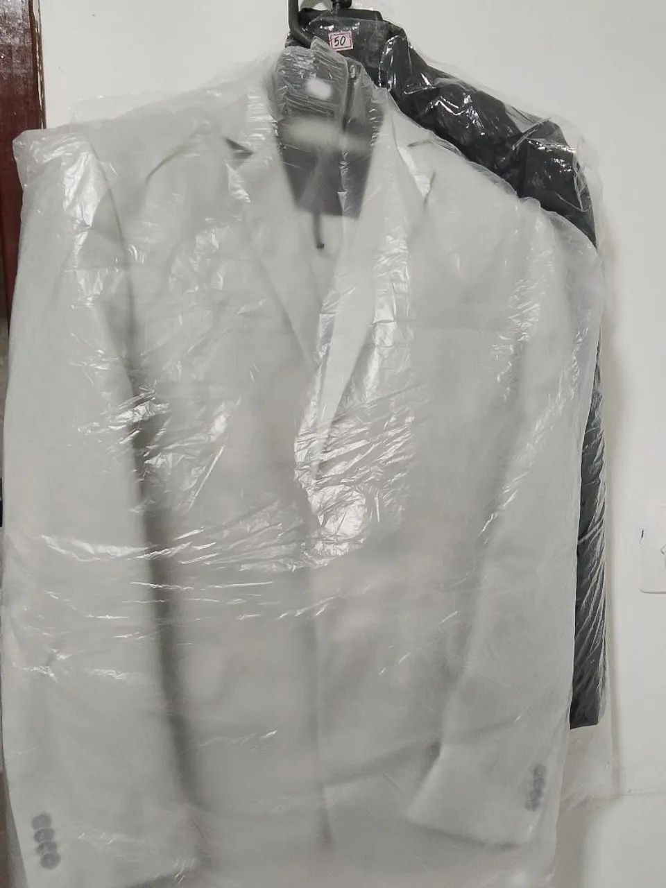 Terno novo nunca usado comprado na shoppe tamanho da calça 42 e paletó 46 - Foto 2