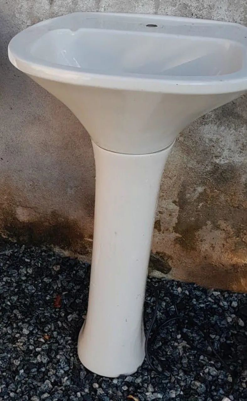 Pia de banheiro em cerâmica em excelente estado de conservação 