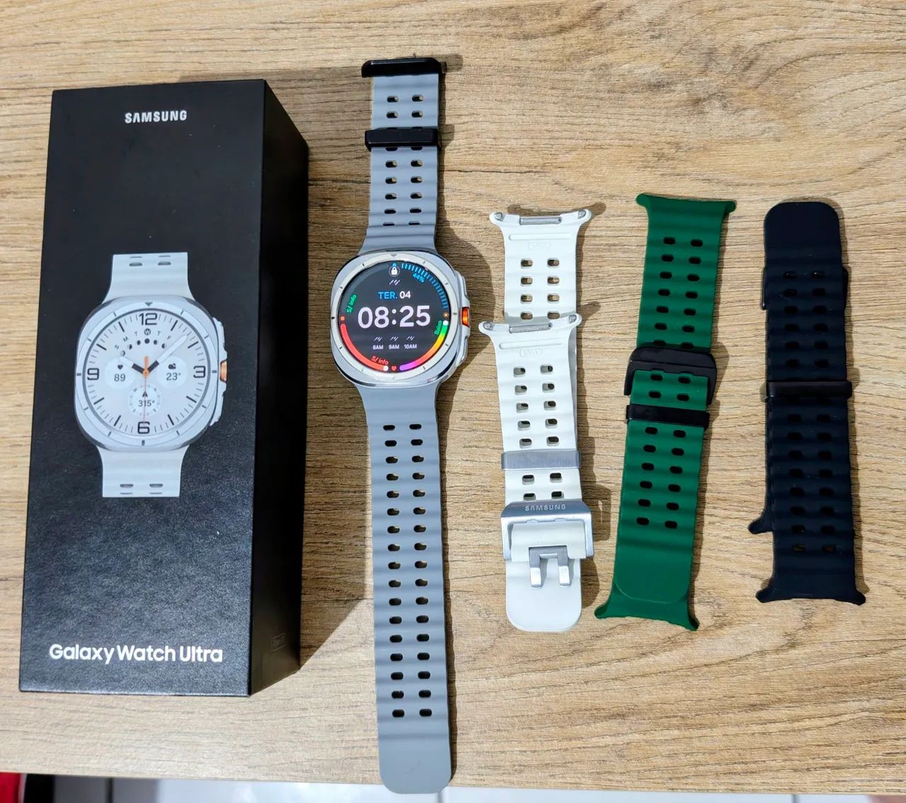 Smartwhat Samsung Whatch Ultra, com 3 pulseiras. 