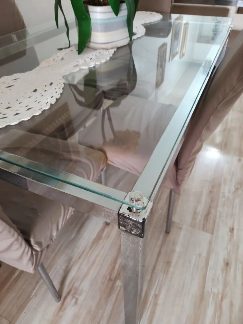 Mesa retangular 4 cadeiras e 1 aparador de vidro
