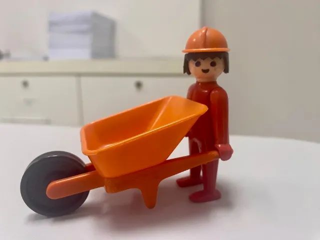 Boneco Playmobil + carrinho de mão e chapeú