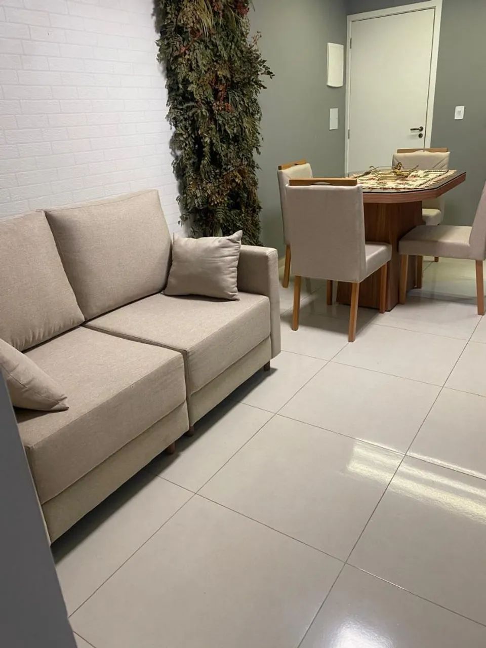 JG de sofá com 4 cadeiras e mesa com tampo de vidro tudo semi novo