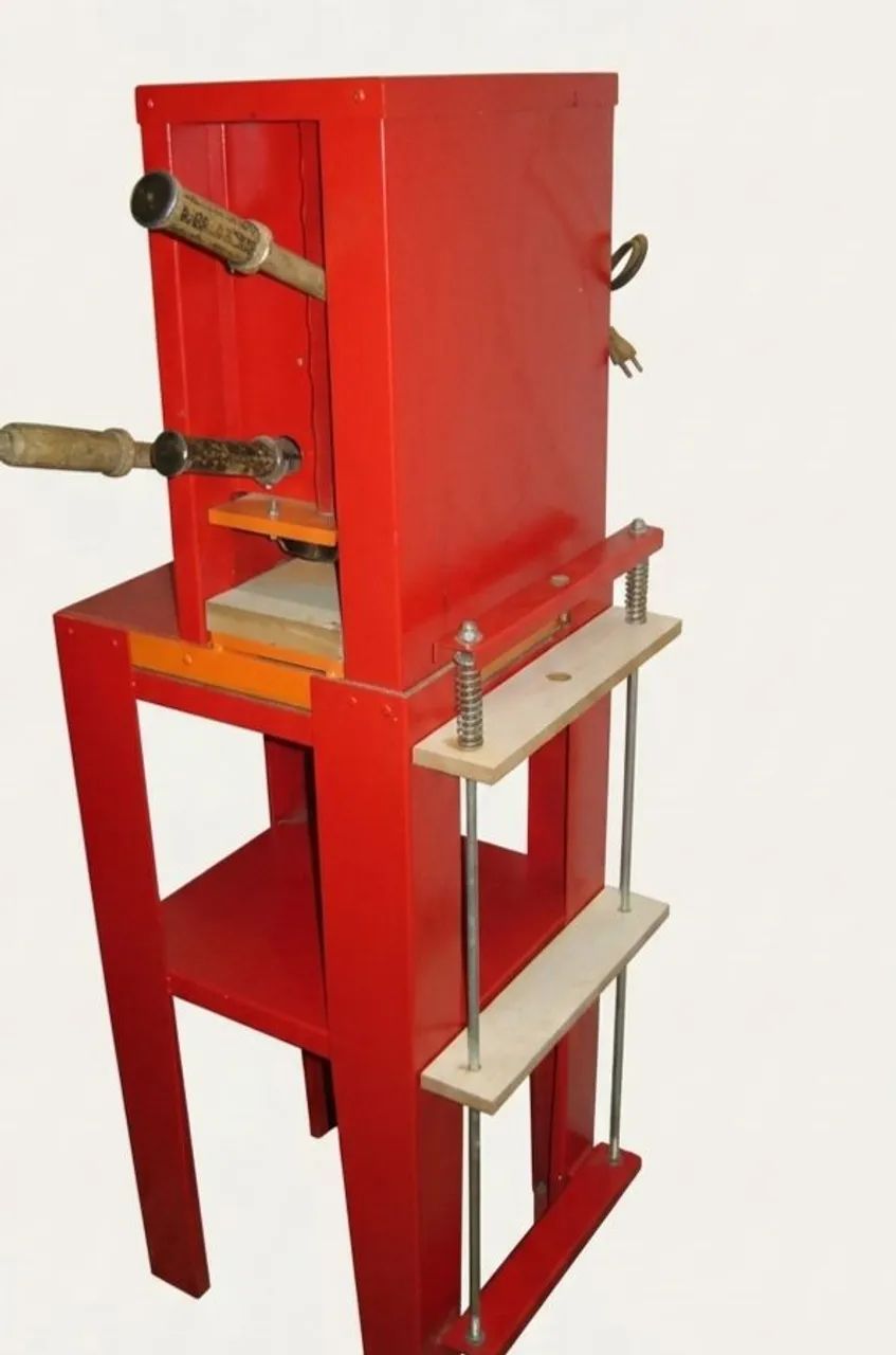 Manual slipper cutting and crimping machine with jack.