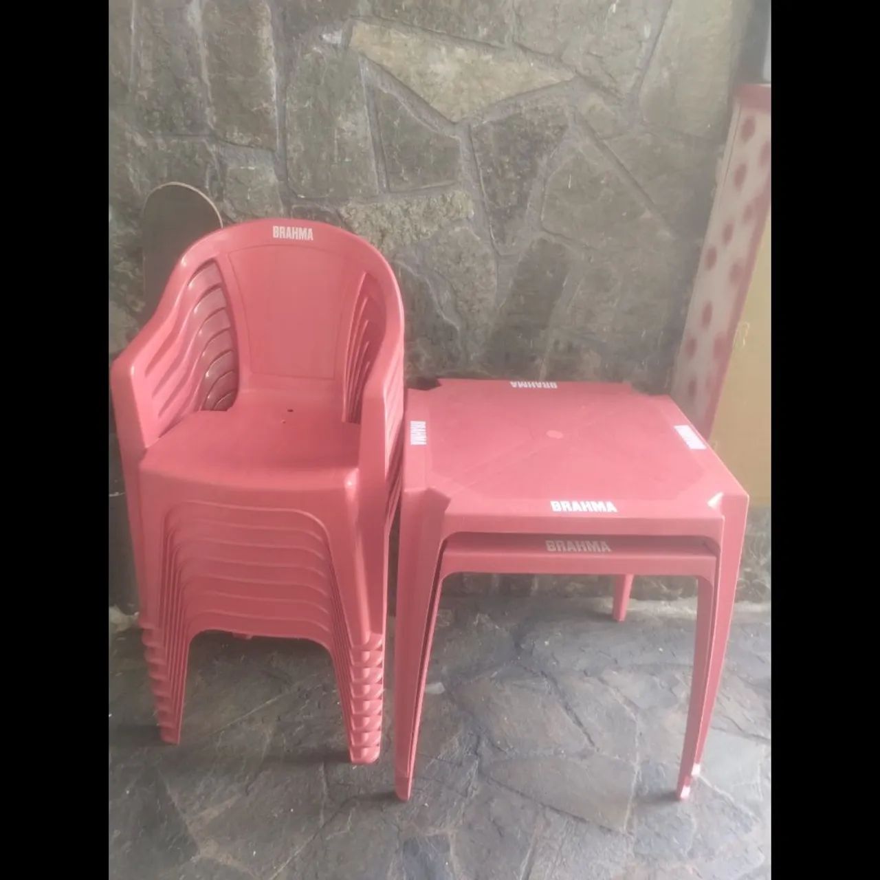 Mesas e cadeiras de plástico 