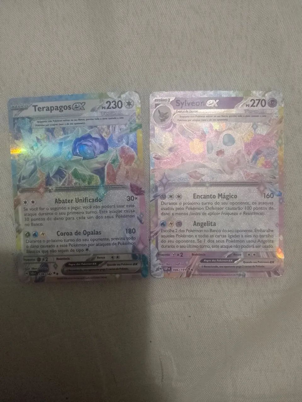 Duas cartas de Pokémon raro