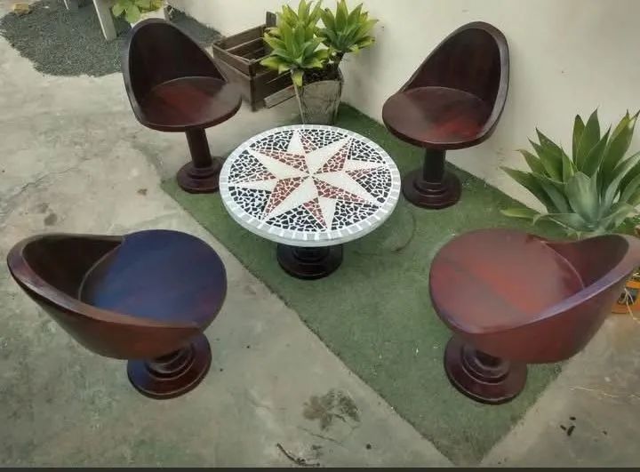 Conjunto de mesa em concreto para área externa em mosaicos 