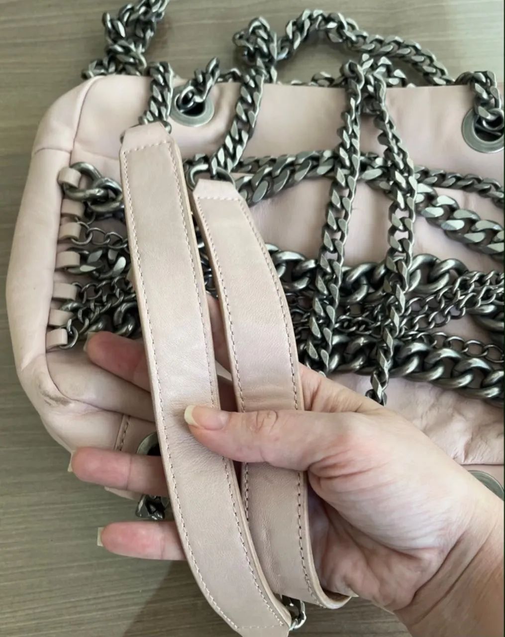Bolsa couro rosa e correntes Zara - Foto 3