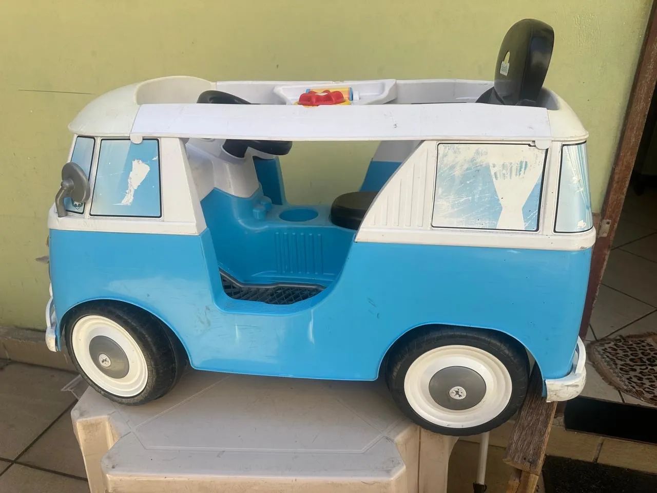 Vendo carrinho infantil modelo Kombi  - Foto 5
