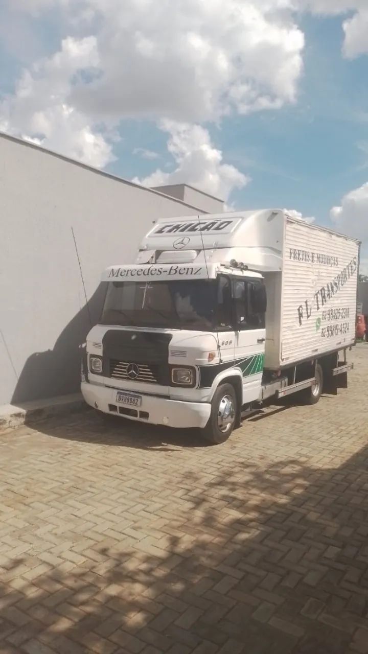Caminhão 608 bau