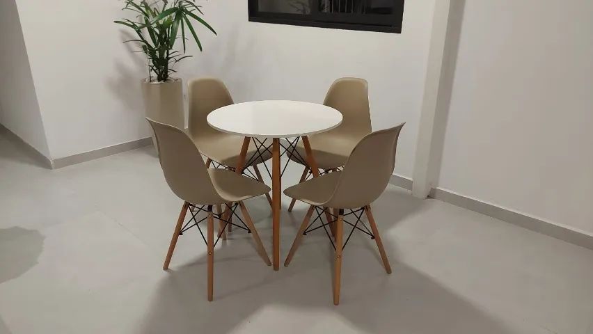 Mesa de jantar redonda com 4 cadeiras 