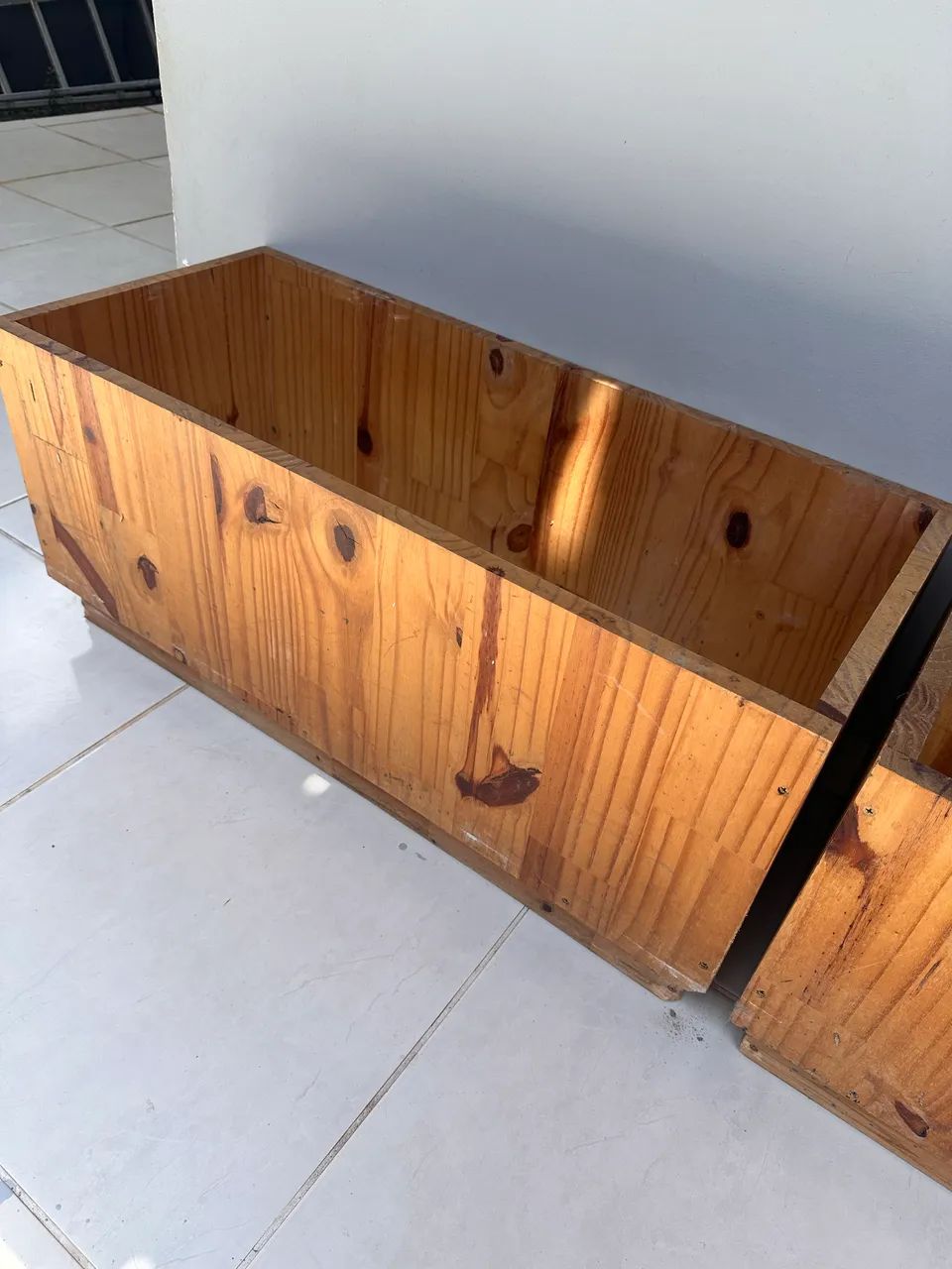 Caixote de pino envernizado com rodinha  - Foto 3
