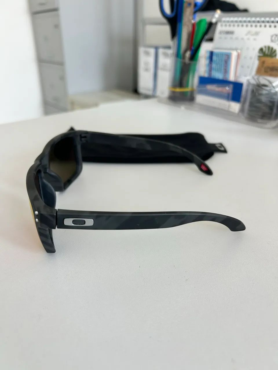 Óculos Oakley Holbrook 0009102-E9 Black Camo Prizm Ruby Original com Caixa