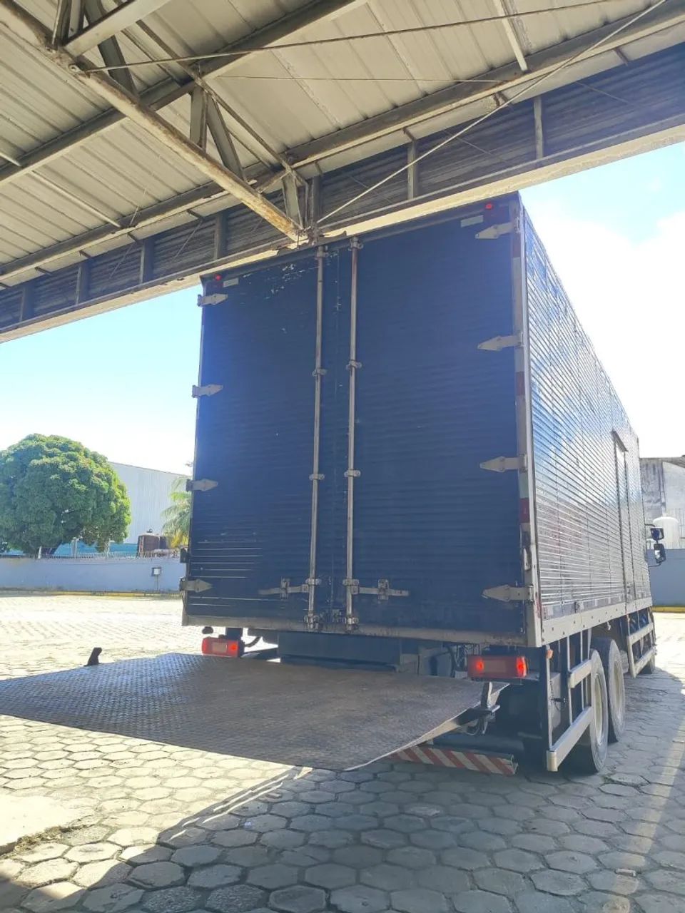 CAMINHÃO VOLVO VM 270 PRATA 2013 BAÚ E COM PLATAFORMA ELEVATÓRIA - Foto 2