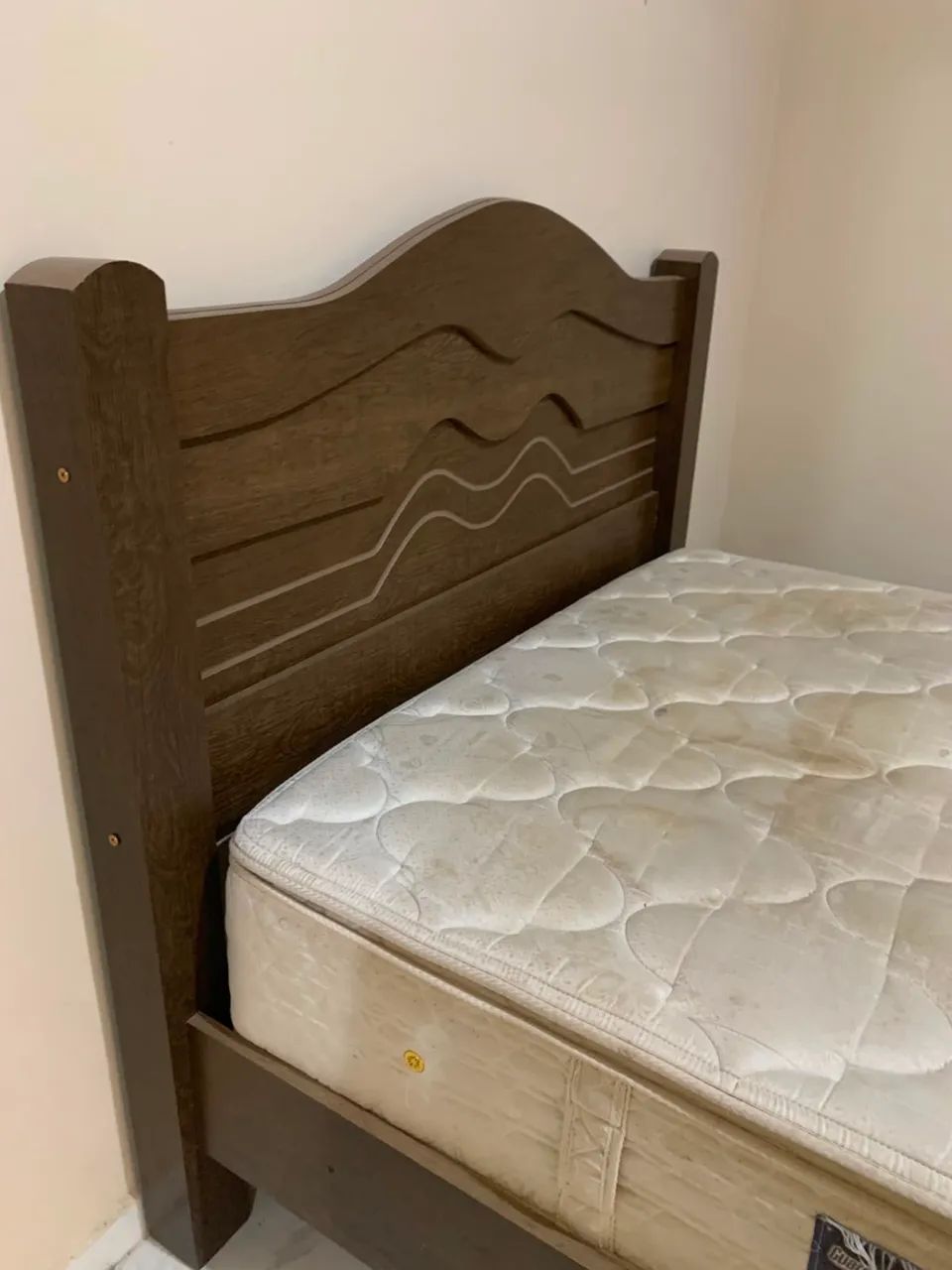 Cama com colchão. Tamanho viuva