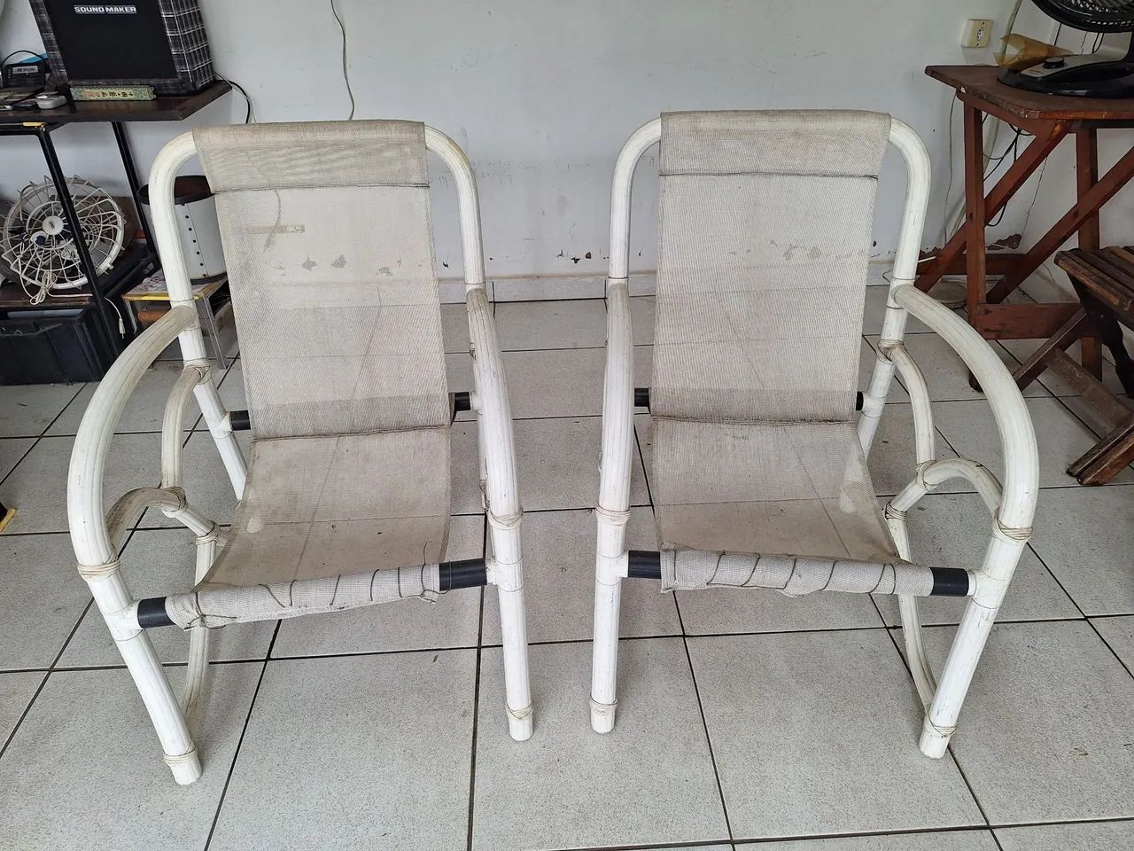 Conjunto de 2 Cadeiras de Pátio Vintage em Rattan Branco e Tecido Sling Precisa Reforma  - Foto 2
