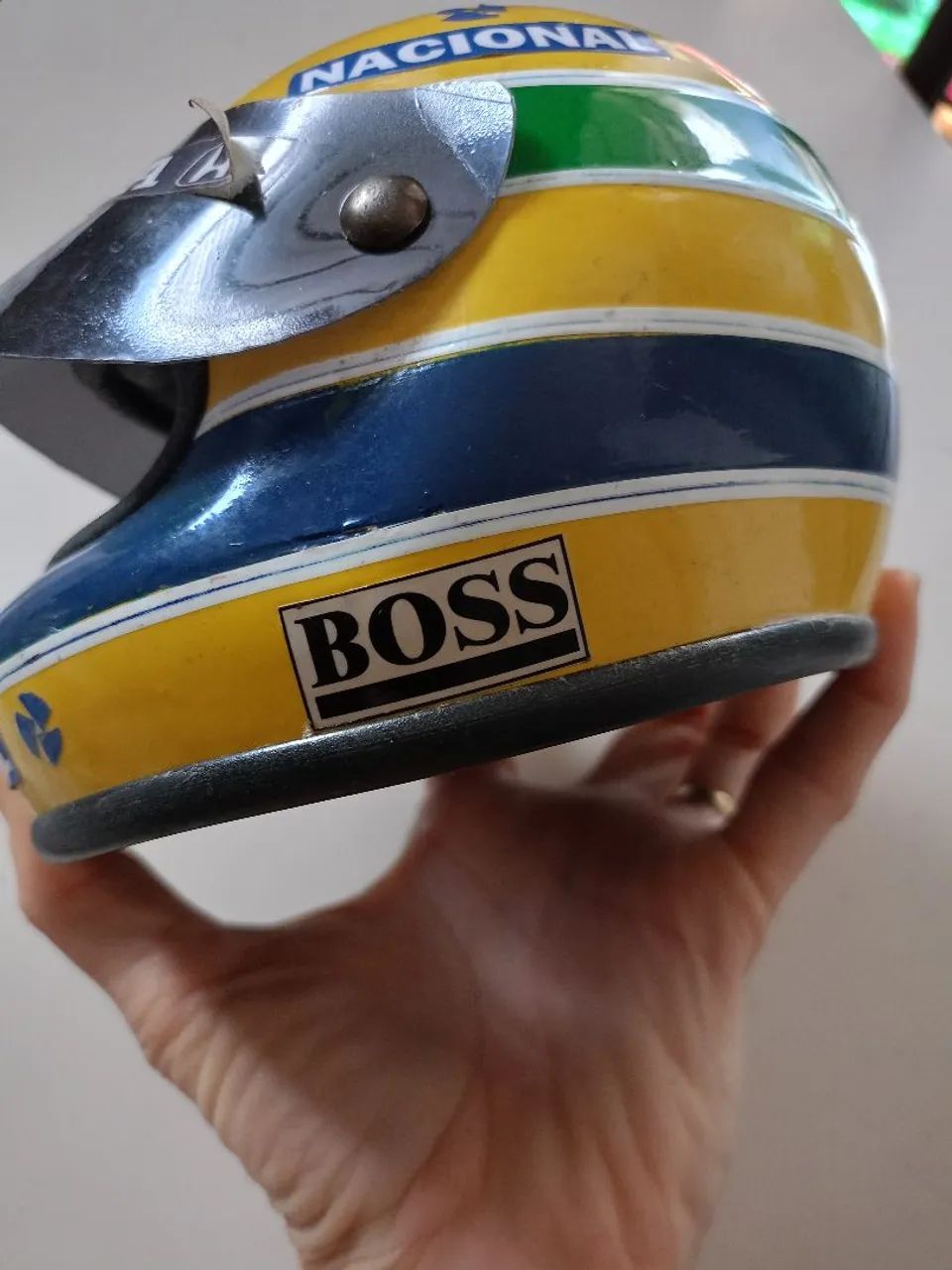 Mini capacete Ayrton Senna com desgaste do tempo  - Foto 5
