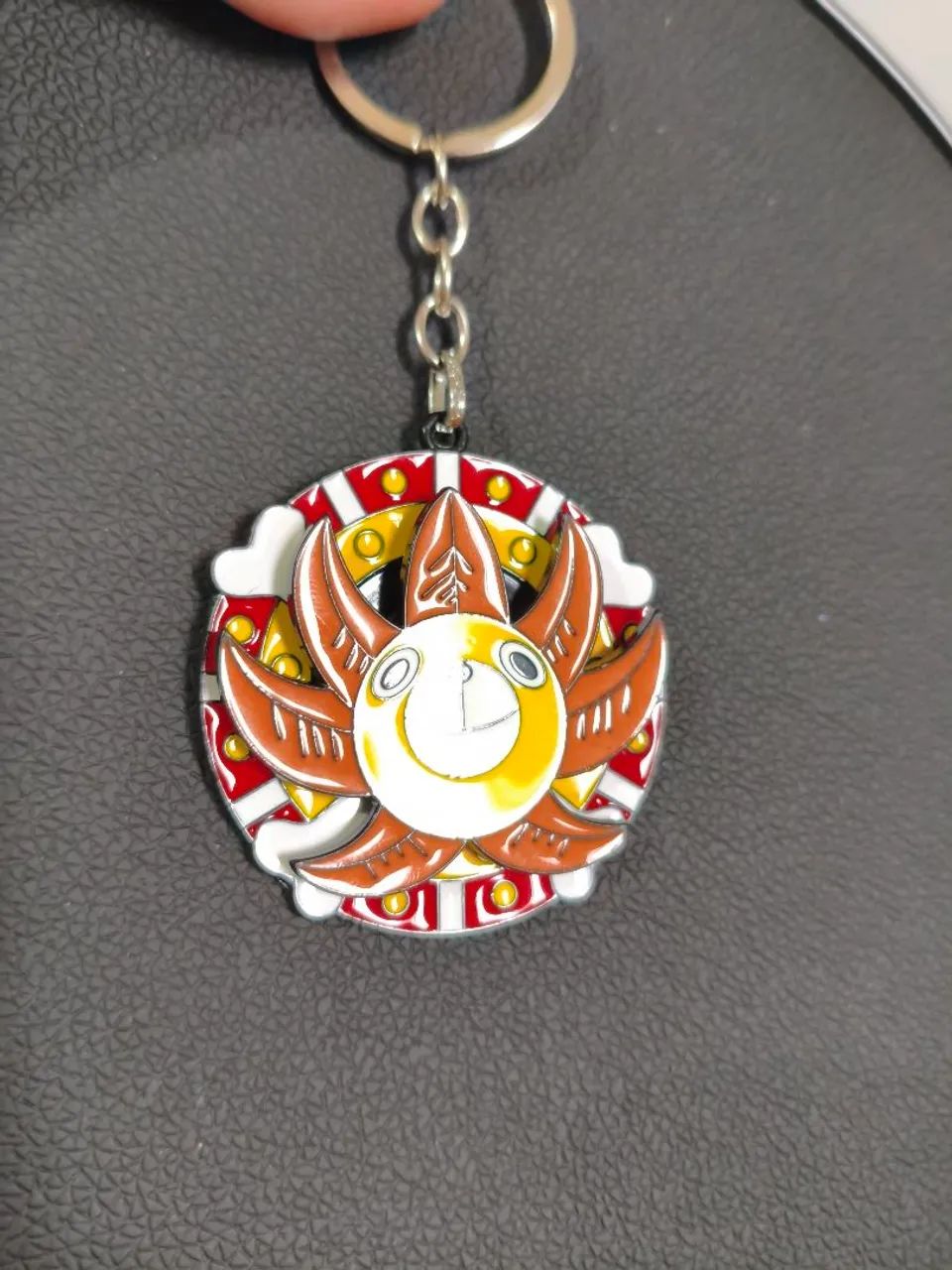 One Peace - pingente chaveiro de metal com sistema giratório e esmaltado  - Foto 4