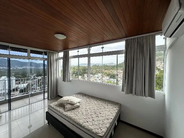 quarto com sacada disponível 