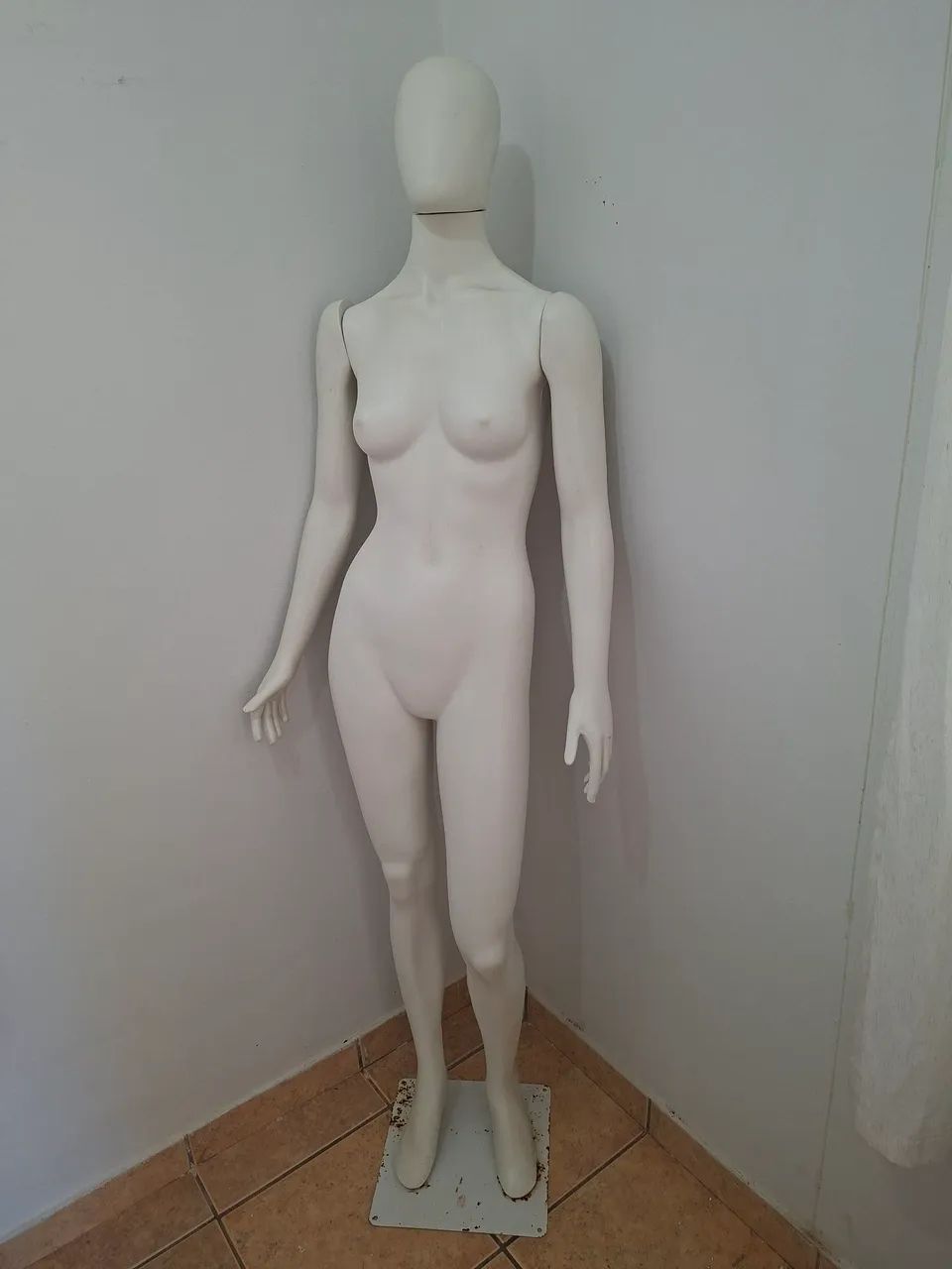 Vendo manequim usado.