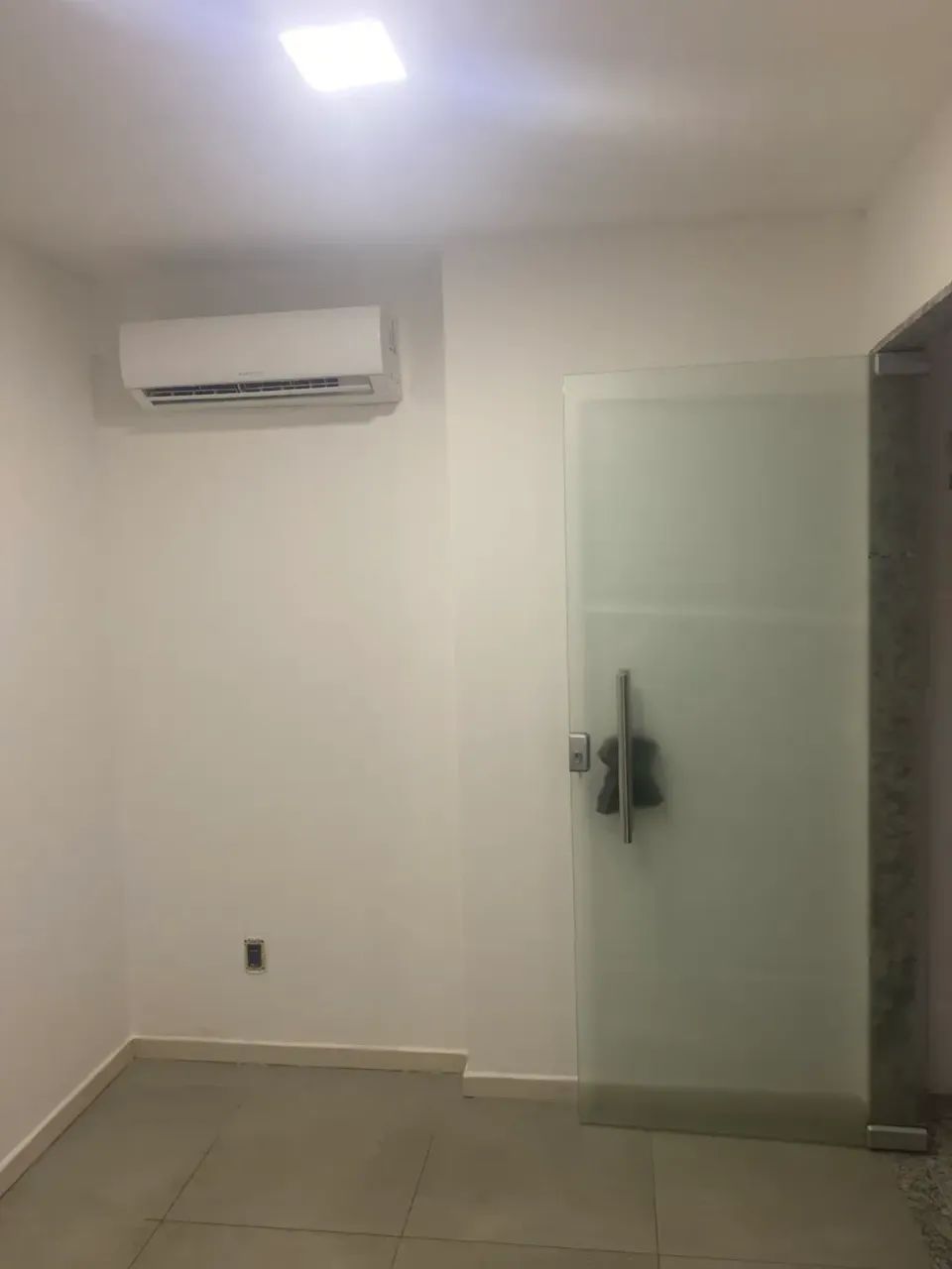 Alugo Excelente Sala Comercial no Edifício Delman Empresarial. Tratar com Jackson. Fone - Foto 5