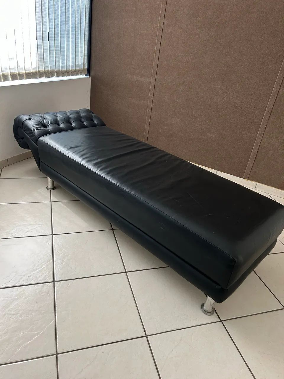 Divã de couro preto - novíssimo