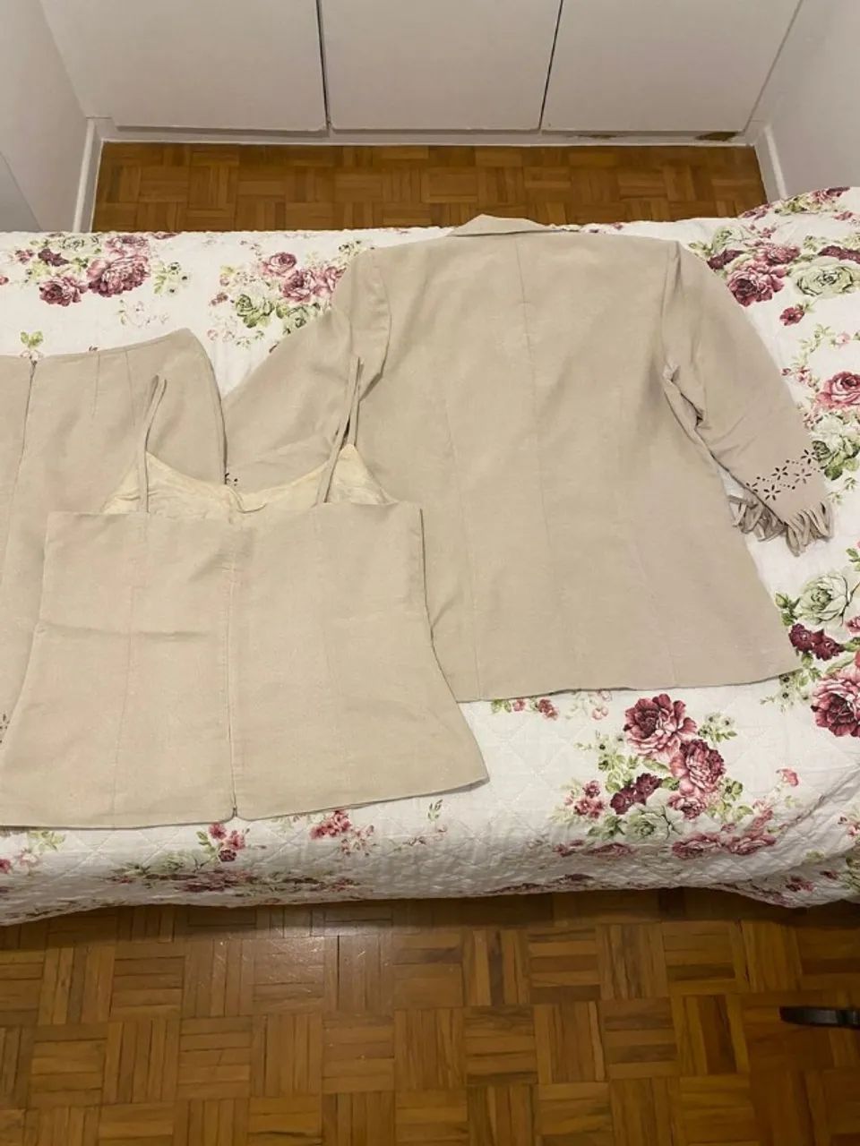 Conjunto feminino em suede - blazer, regata e saia - cor bege - Foto 5