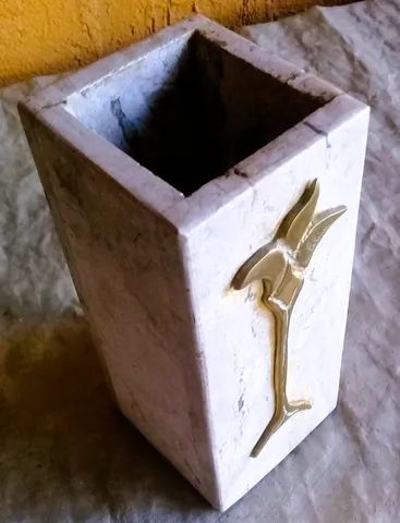 Exuberante Vaso em mármore com Aplique em Bronze dourado no feitio de Flor *Peça assinada - Foto 2