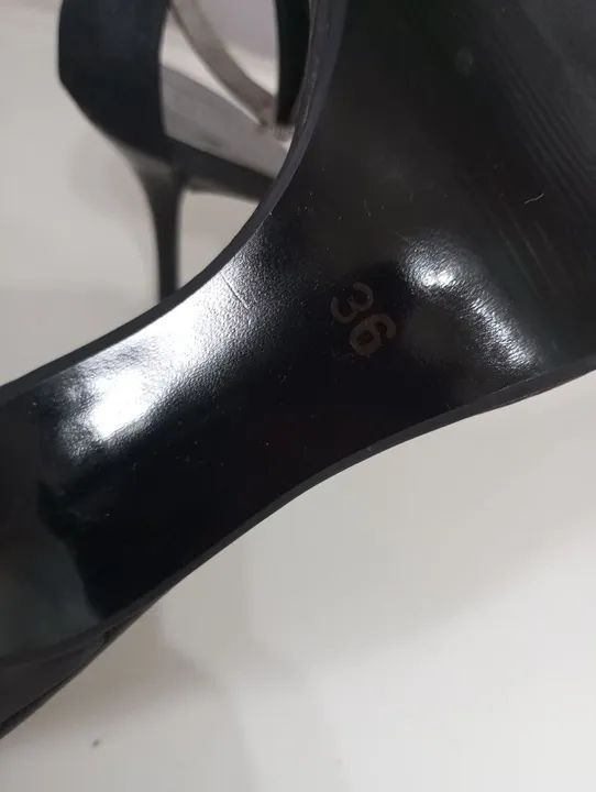 Sandália de salto alto preta Divina K com detalhe de caveira - Foto 5