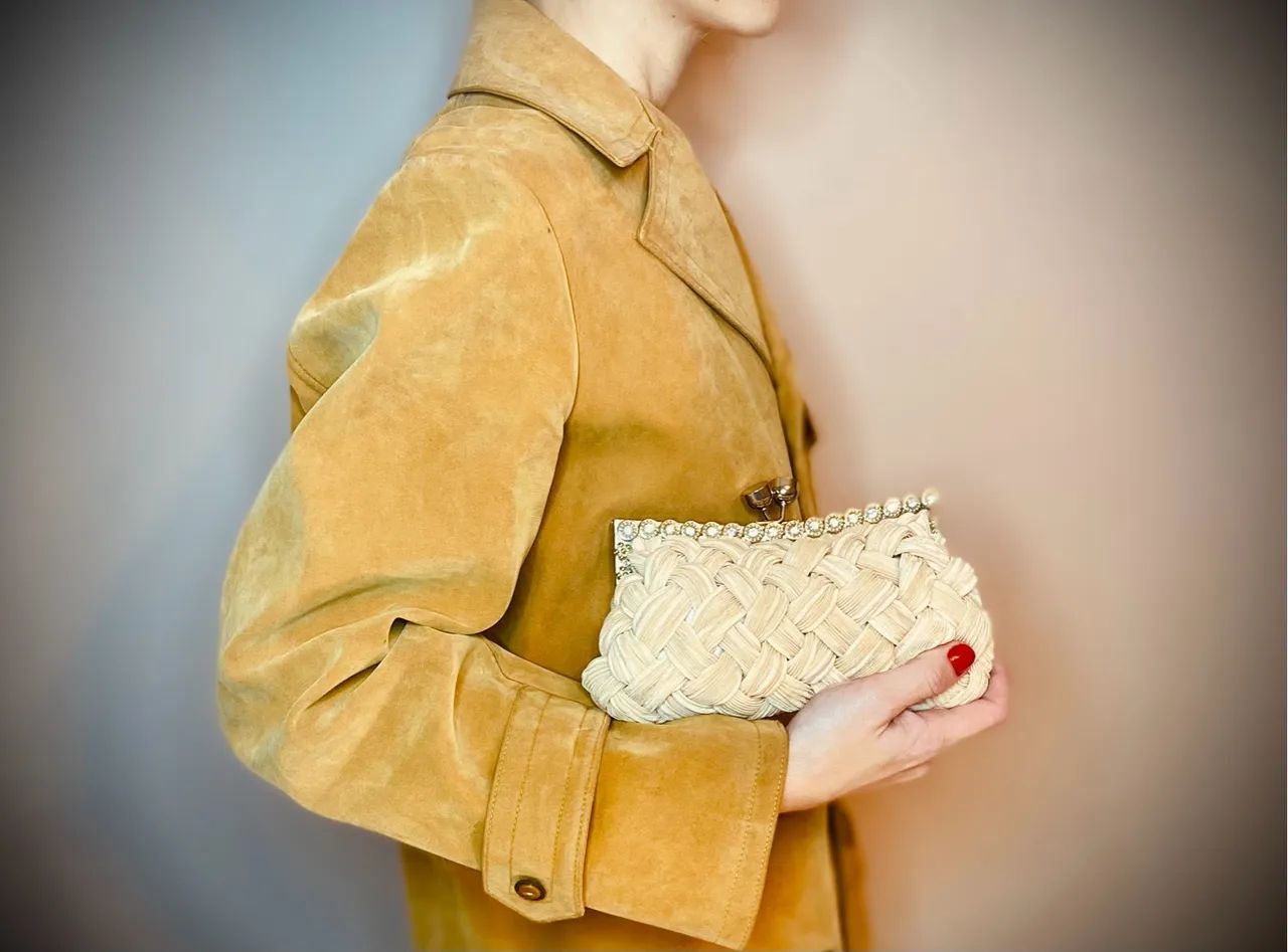 Bolsa de mão nude de tecido crepe de seda em trama